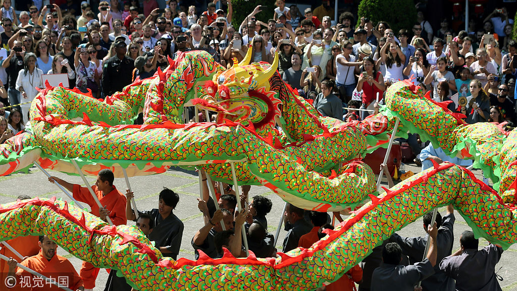 巴西民众举行舞龙表演庆祝春节