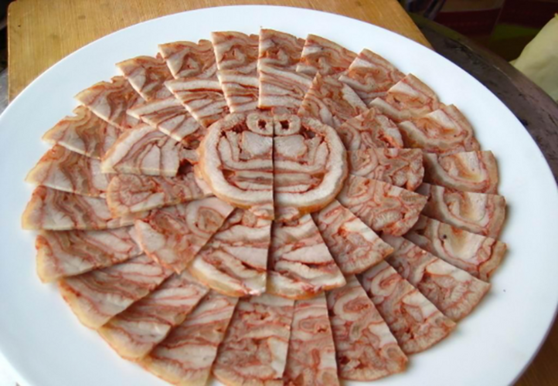 立冬创意美食#故城熏肉以鲜猪牛肉为原料,加入几十种药材和调味品