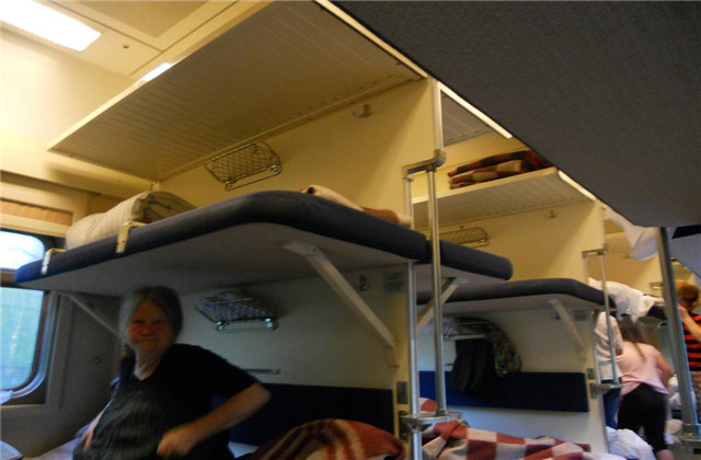 乘坐火车卧铺,为什么许多人说不要买下铺,有这3个原因