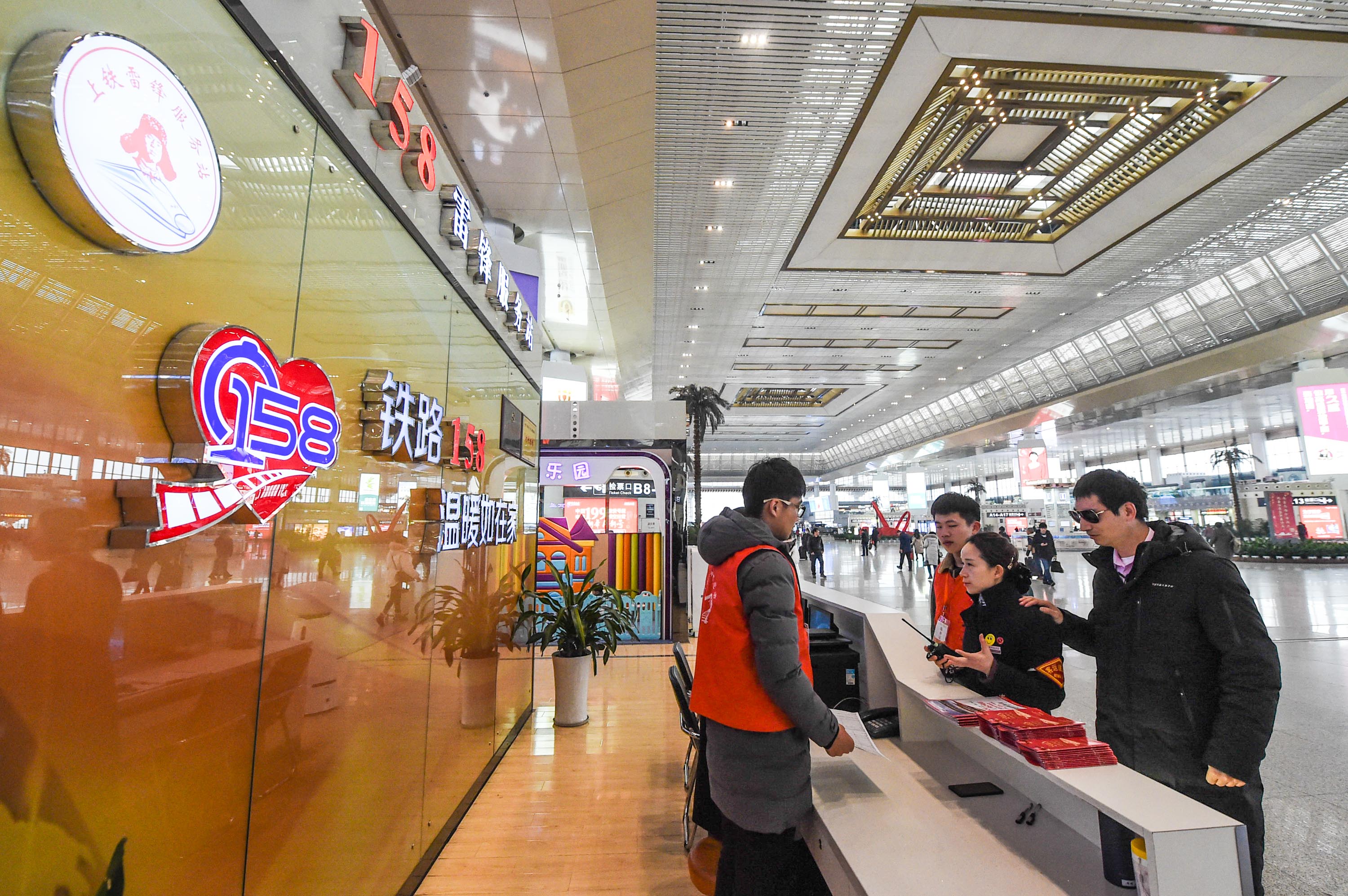 (关注春运)(4)盲人陈德玉的"无缝"回家路