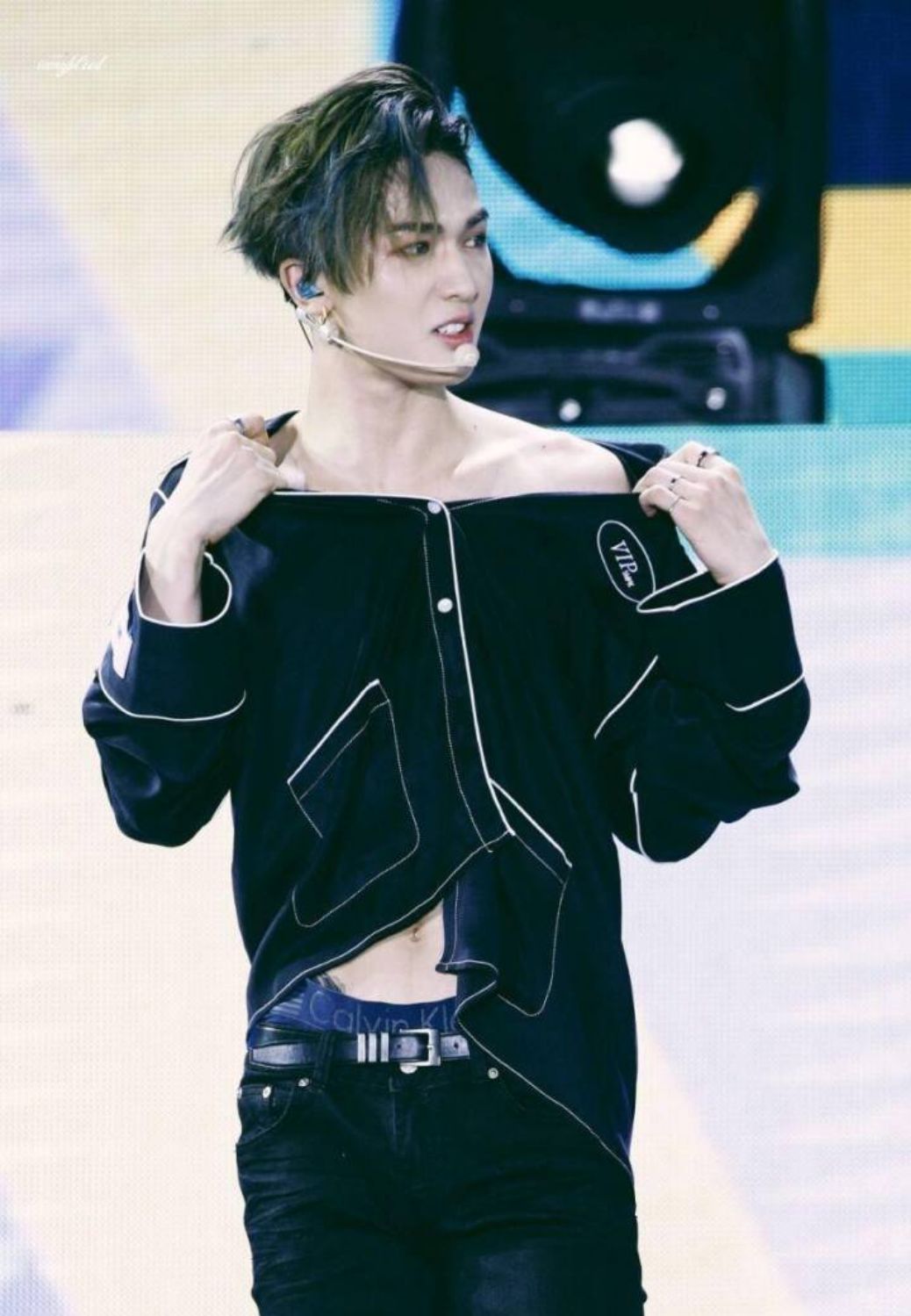 朱正廷锁骨杀 最后一张让粉丝直呼把衣服穿好