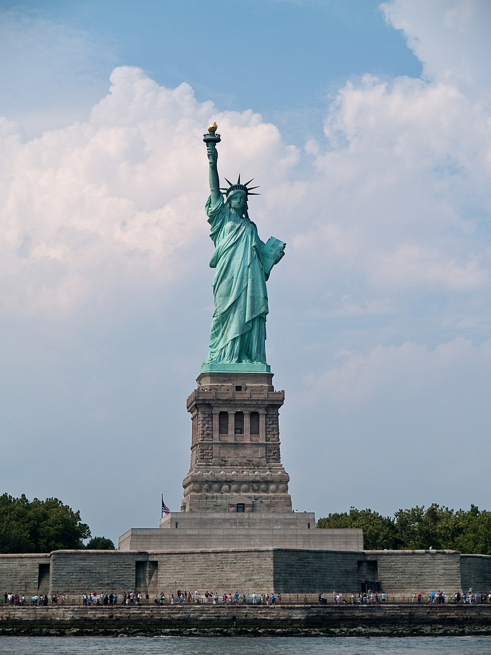 美国自由女神像:它是美国国家级的纪念碑,女神头戴光芒四射的冠冕