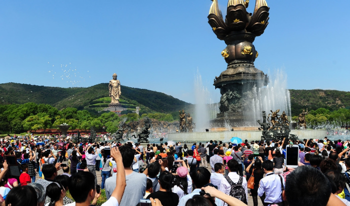 节假日"中国式旅游".图为江苏省无锡市灵山风景区,客流量超大.