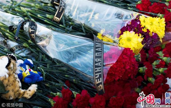 俄罗斯民众献花悼念坠机事件遇难者
