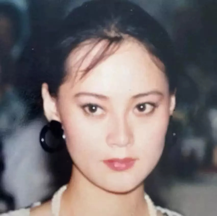 22正式出道,凭借《淘金王》走红成名,事业顺利感情却历经坎坷
