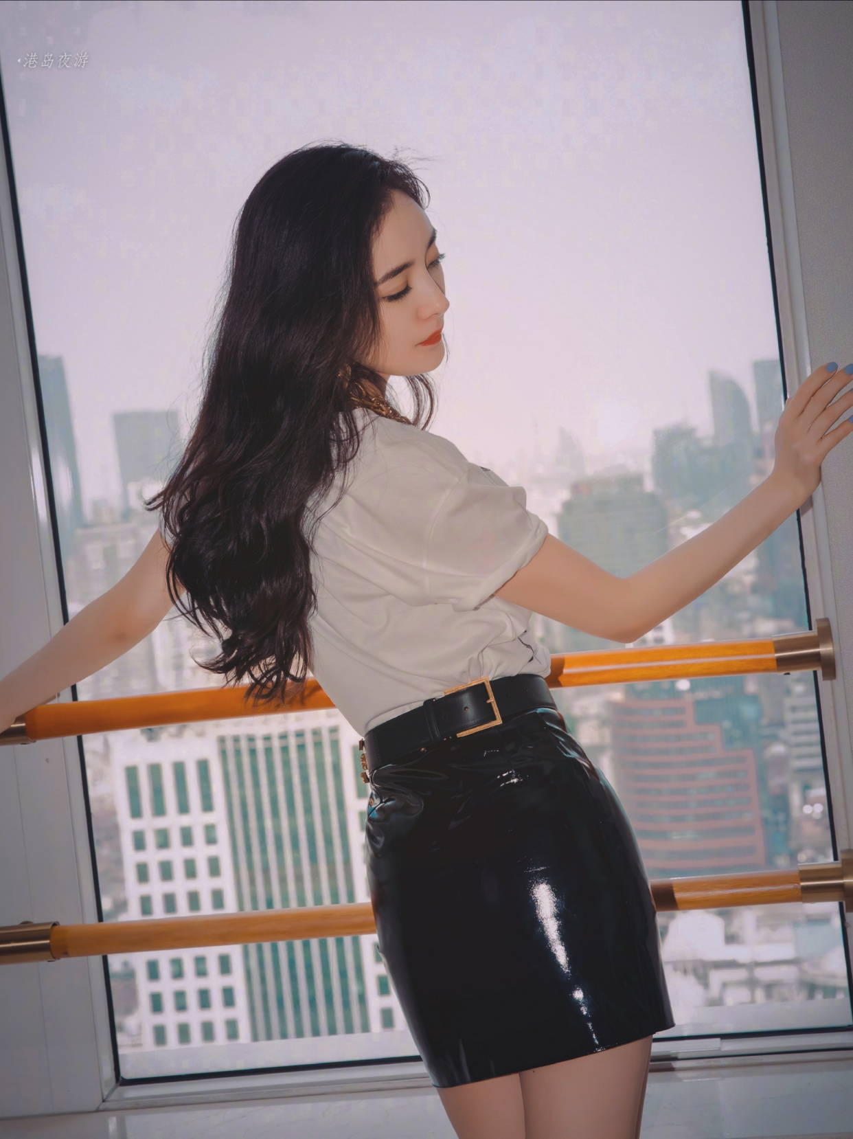 辣妈angelababy和杨幂同穿紧身皮裙,腰细身材好,难分上下