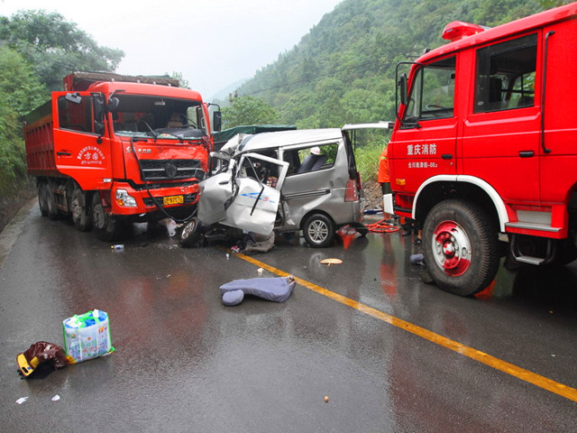 交通事故:货车相撞后果惨重,远离大货车珍爱生命