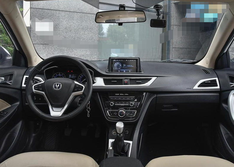 2015款长安汽车悦翔v7手动乐趣型,十分精致,典雅高贵,有档次