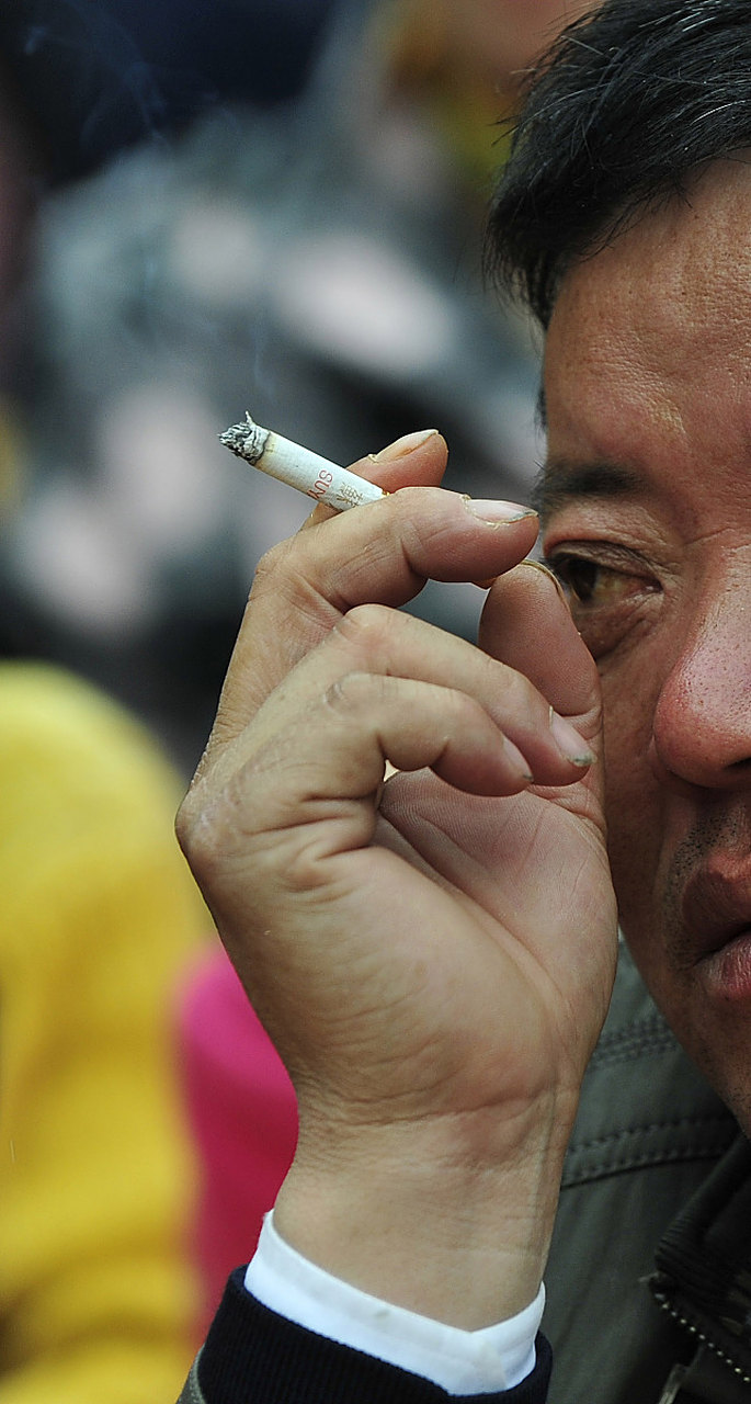 在凌晨12点,餐馆的大门紧闭,我坐在门口,手里捏着一支烟