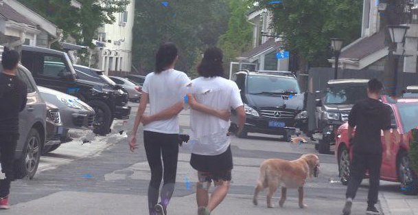 张蓝心新恋情曝光!穿西装秀113cm的腿,这长腿都及男友腰线?