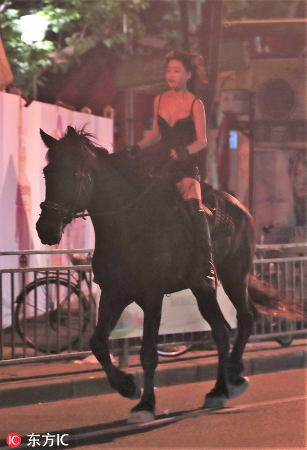 曾梦想骑马仗剑走天涯?上海市区惊现吊带衫美女深夜遛马