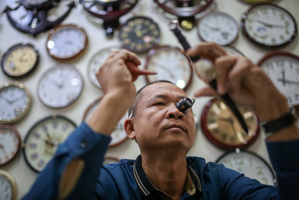 随着身后的钟表声铛铛的响起,"该下班了,这一年过得真快呀,马上就2019