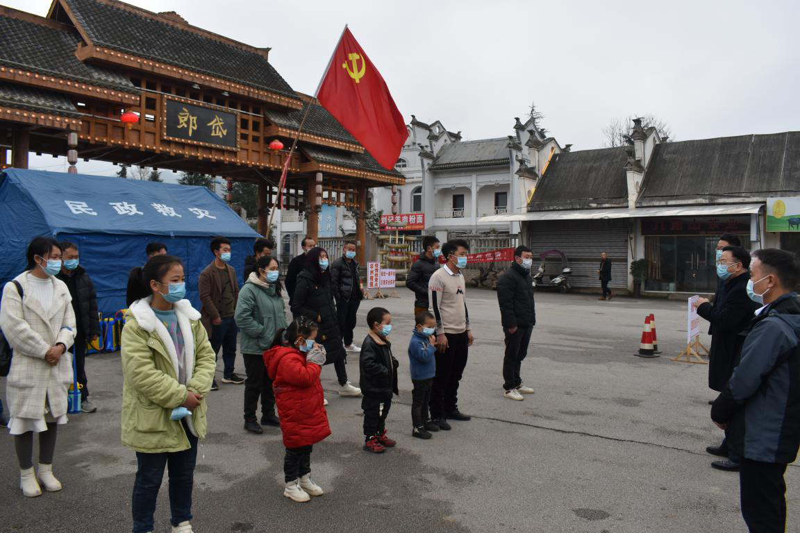 六枝特區郎岱鎮:民工搭乘