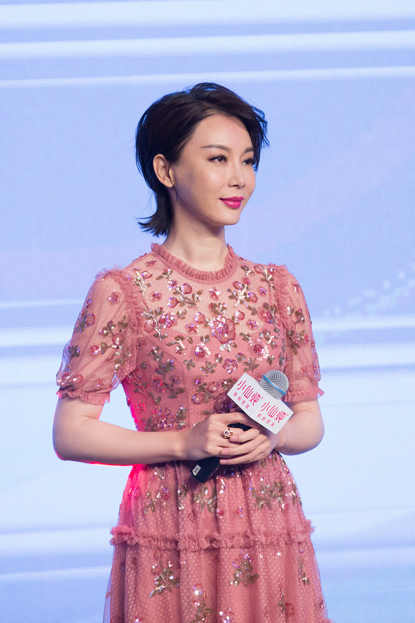 陈数是一位备受瞩目的美女演员,她的演技深受观众喜爱.