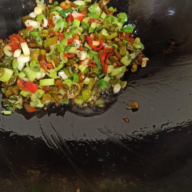 大葱炒辣椒,香辣过瘾,好吃到停不下来
