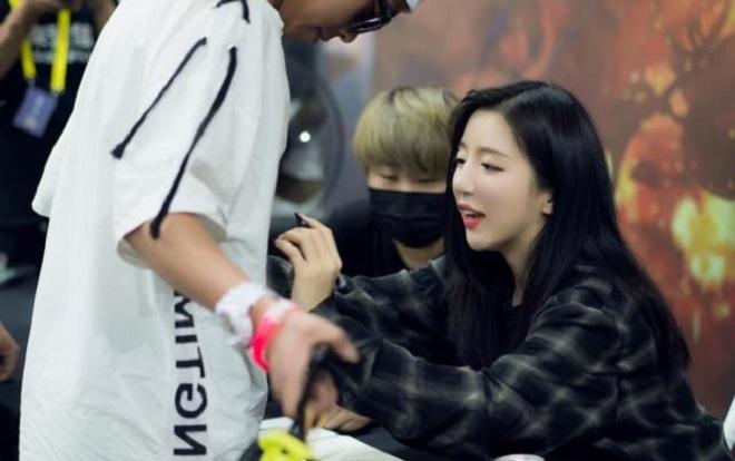 斗鱼女主播呆妹儿cos露娜"一对a变王炸",网友:是不是垫了东西