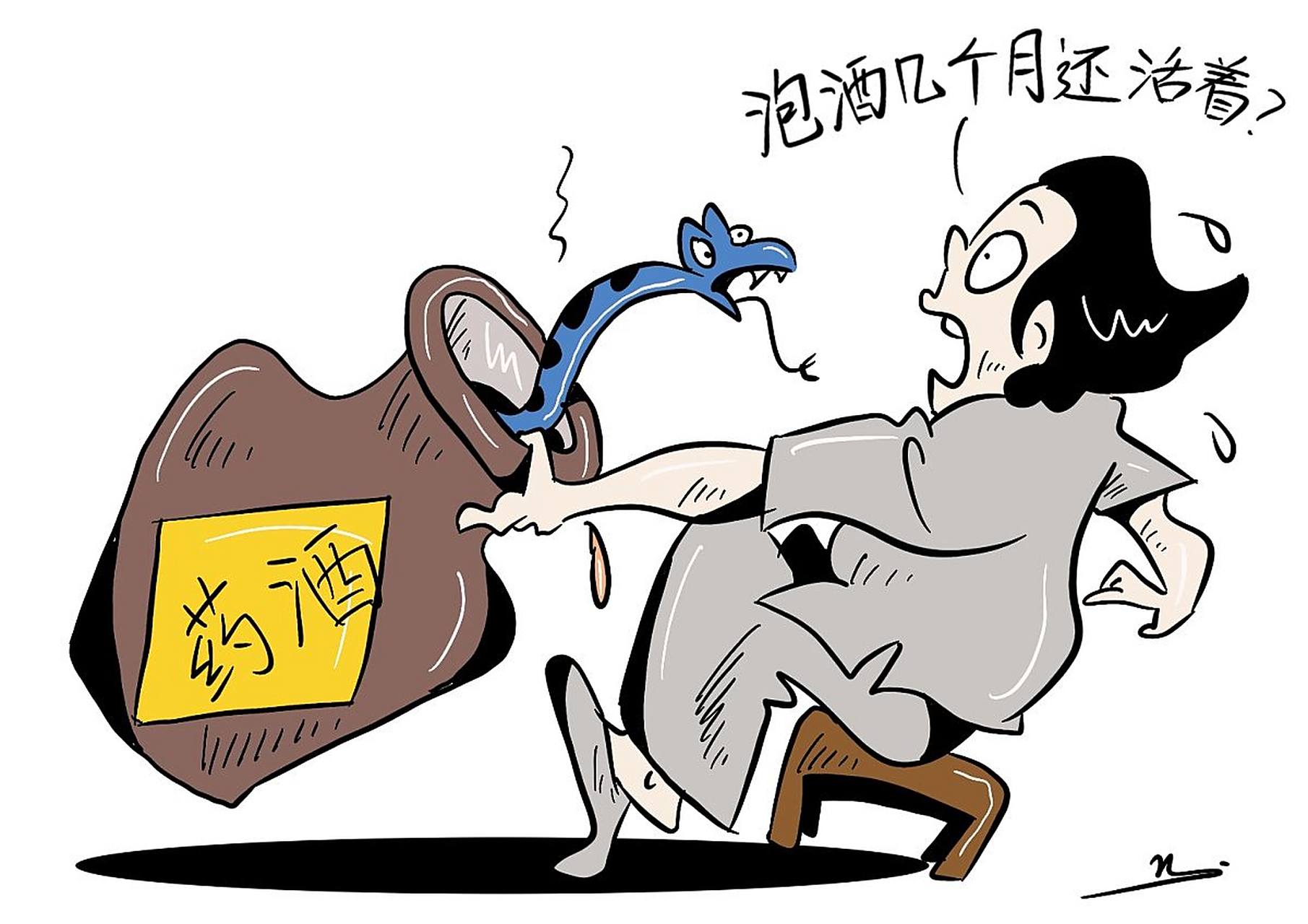 女孩被蛇咬伤奶奶抓蜘蛛吸毒!