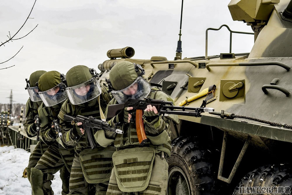 俄军战斗工兵训练照:配备全身护甲 犹如终结者一般的存在