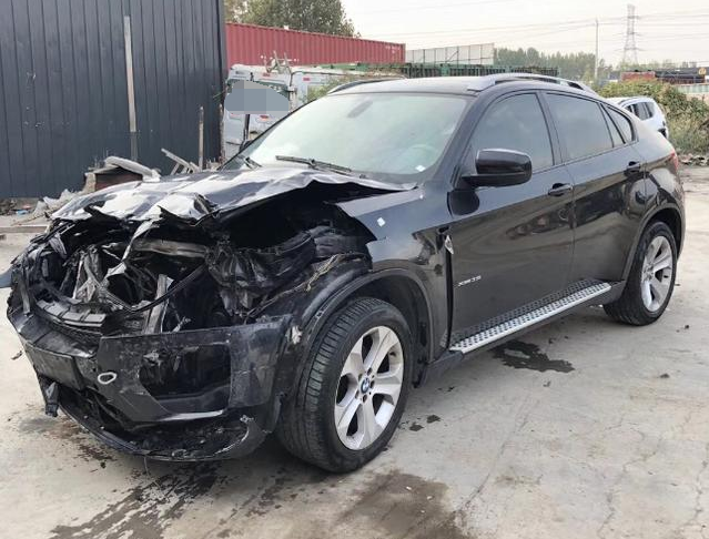 朋友偶遇一台宝马x6事故车,想修好自己开,车主:送你,都修不起