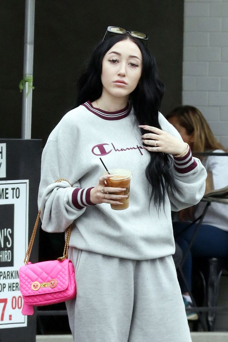 诺雅·塞勒斯街拍:champion运动装acne老爹鞋 versace芭比粉包袋嘻哈