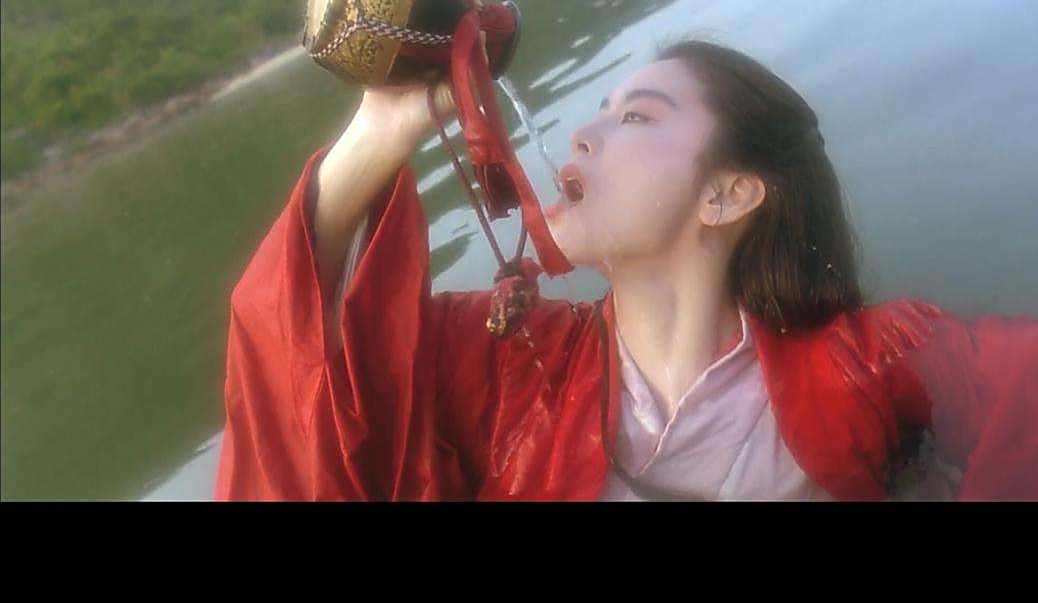 林青霞喝酒名场面出处,红衣美人潇洒豪迈,她的东方不败已成经典