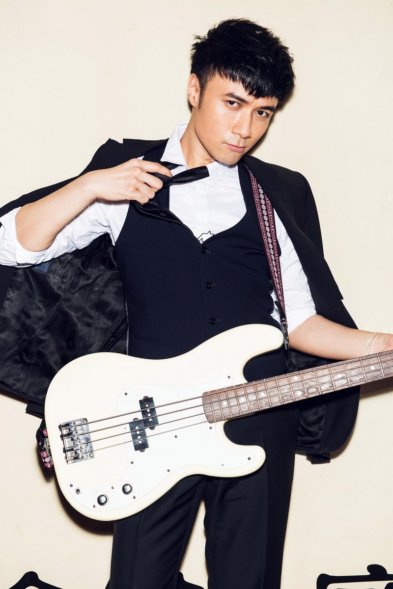 古巨基携妻子情侣装逛街 陈韵晴身材发福疑似怀孕