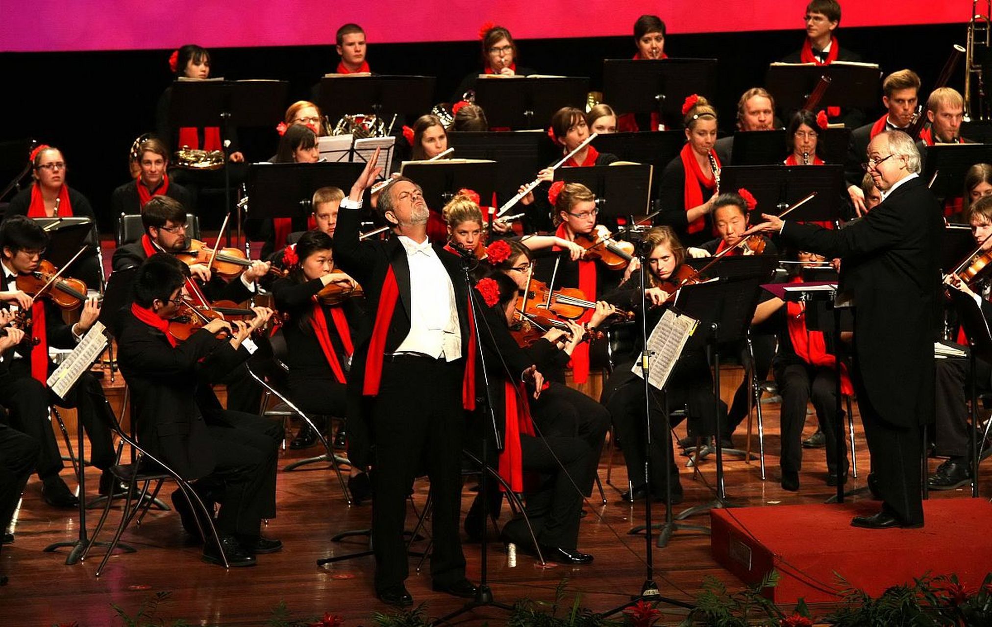 交响乐是由管弦乐队演奏,各种乐器集合,产生优美的旋律.