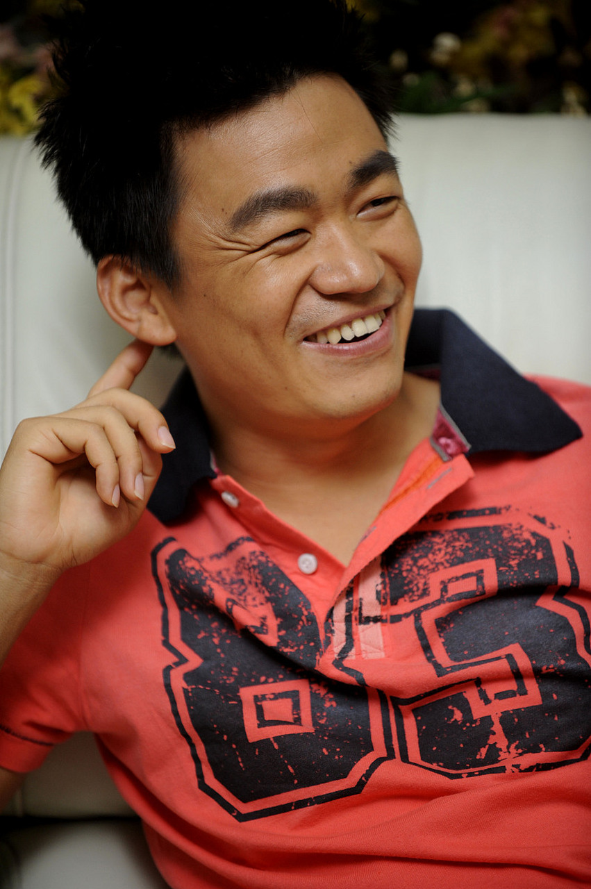 王宝强在老家广场唱戏# 作为一位知名演员,王宝强有