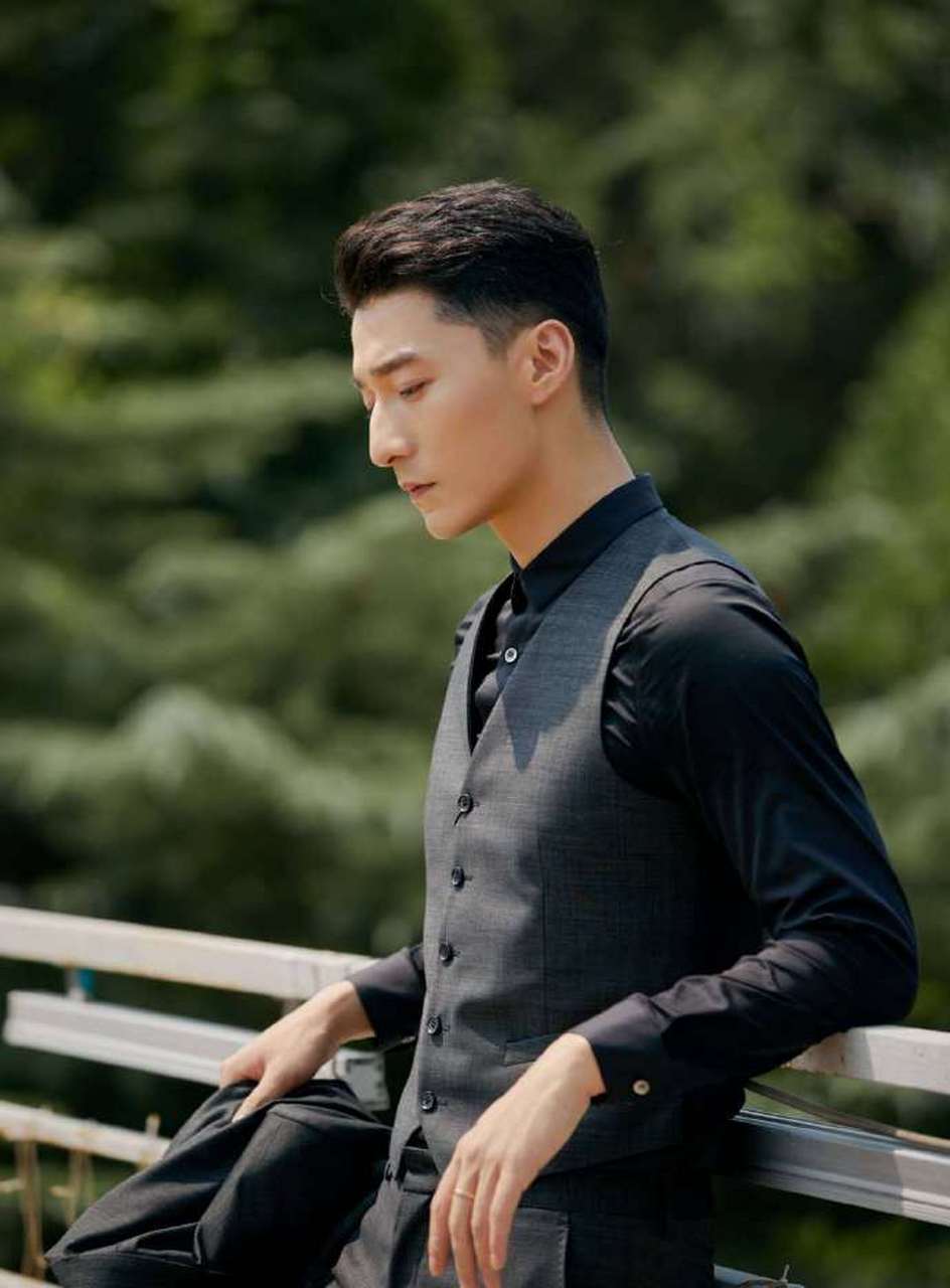 演员金泽灏发布最新写真大片,他身着黑色衬衫,搭配暗色条纹西装,一举