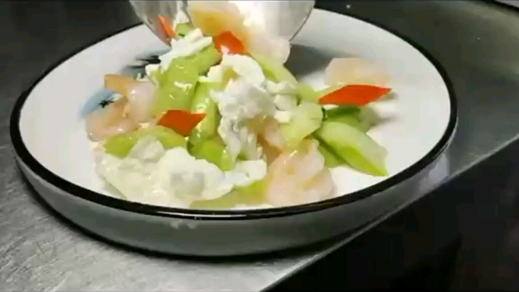 在家不出门吃什么?教你虾仁滑蛋的做法,告诉你炒鸡蛋的小窍门