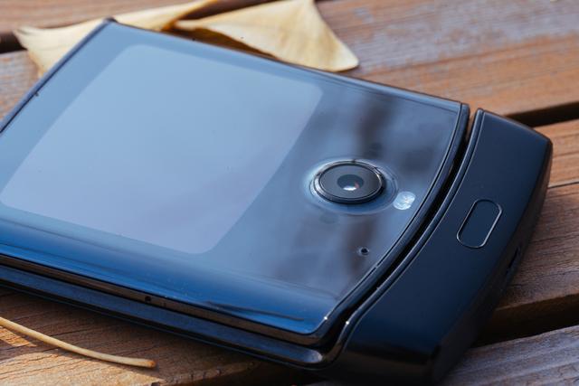 摩托罗拉razr折叠屏手机上手图赏:一代经典的智能回归!