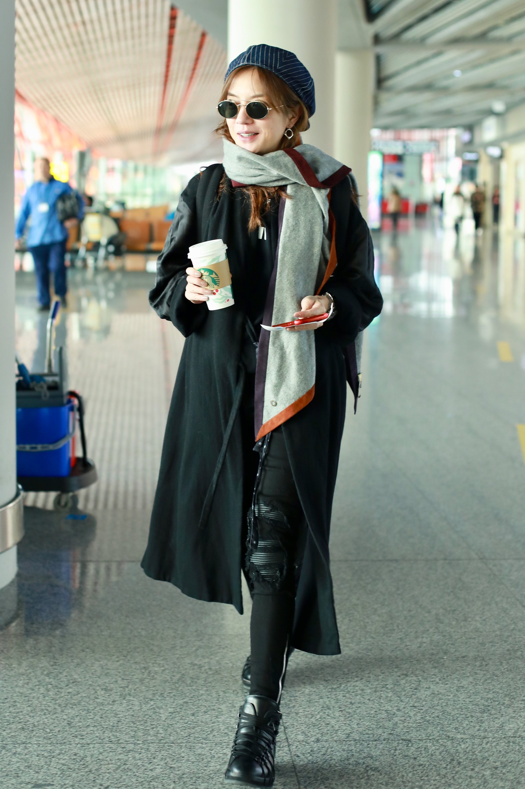 2018年12月15日,北京,赵薇现身首都国际机场.