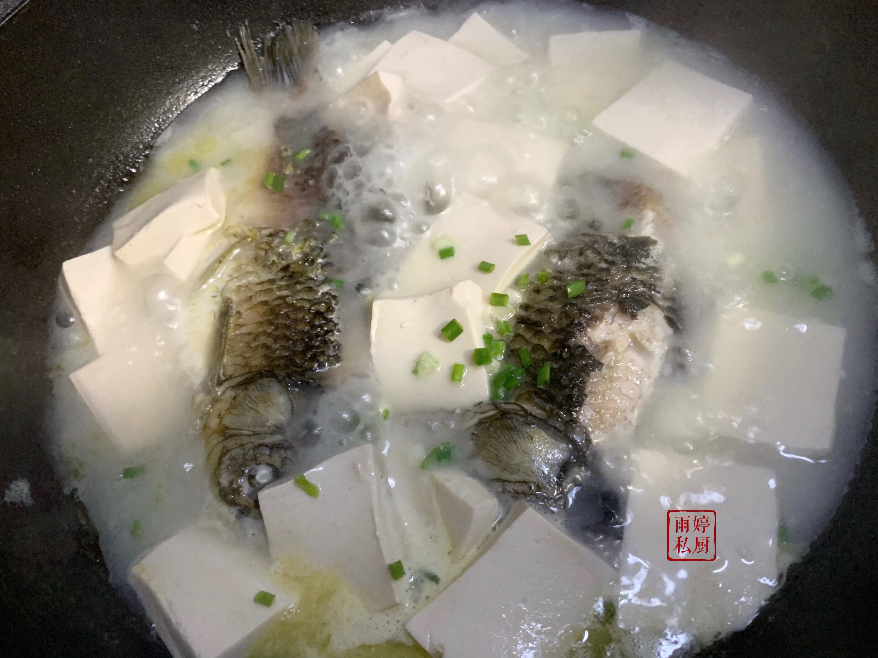 秋涼不用貼秋膘,喝碗鯽魚豆腐湯來禦寒,湯汁乳白,肉質鮮美