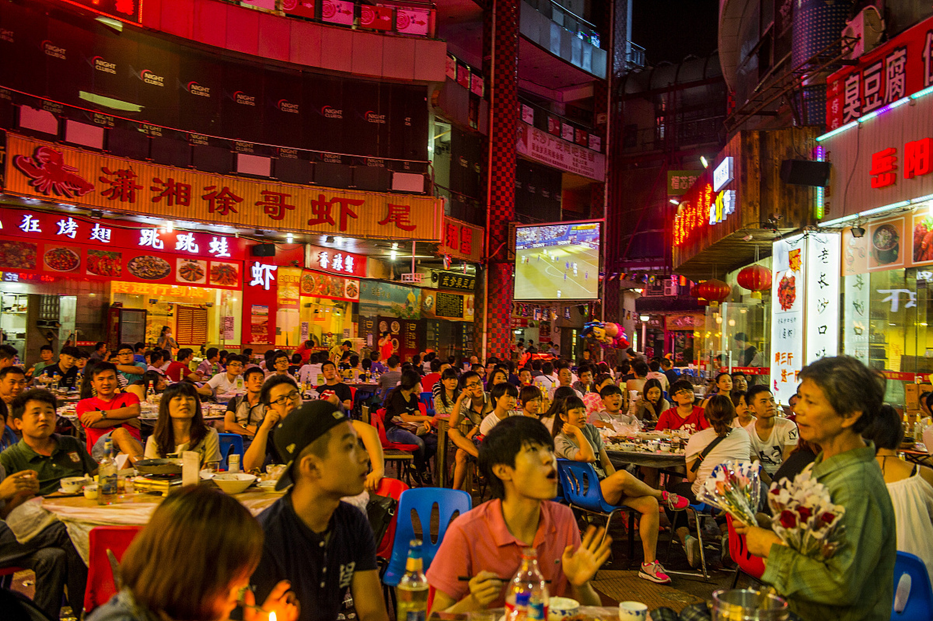 长沙人都不用睡觉吗#  一入长沙四方坪夜市,便有了一种奇妙的感觉