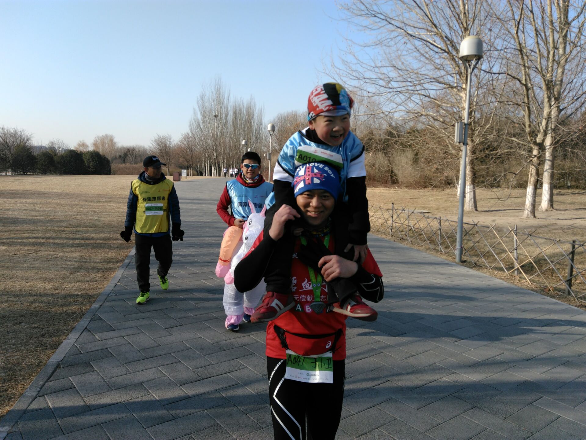 感动画面于小卫北京无障碍融合马拉松被听障儿童骑脖子