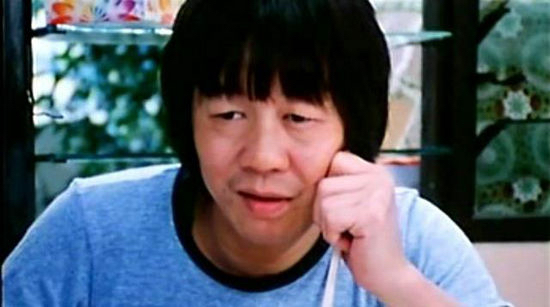 1950年,许冠英随家人由广州移居香港,在钻石山木屋区长大,后来搬到苏