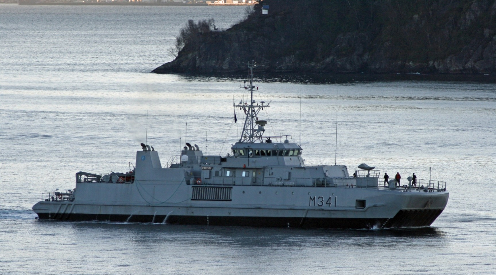 (6)侧壁式气垫船比单体船有更好的操纵性.