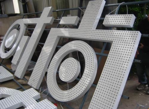 重庆公司穿孔字怎么排孔?