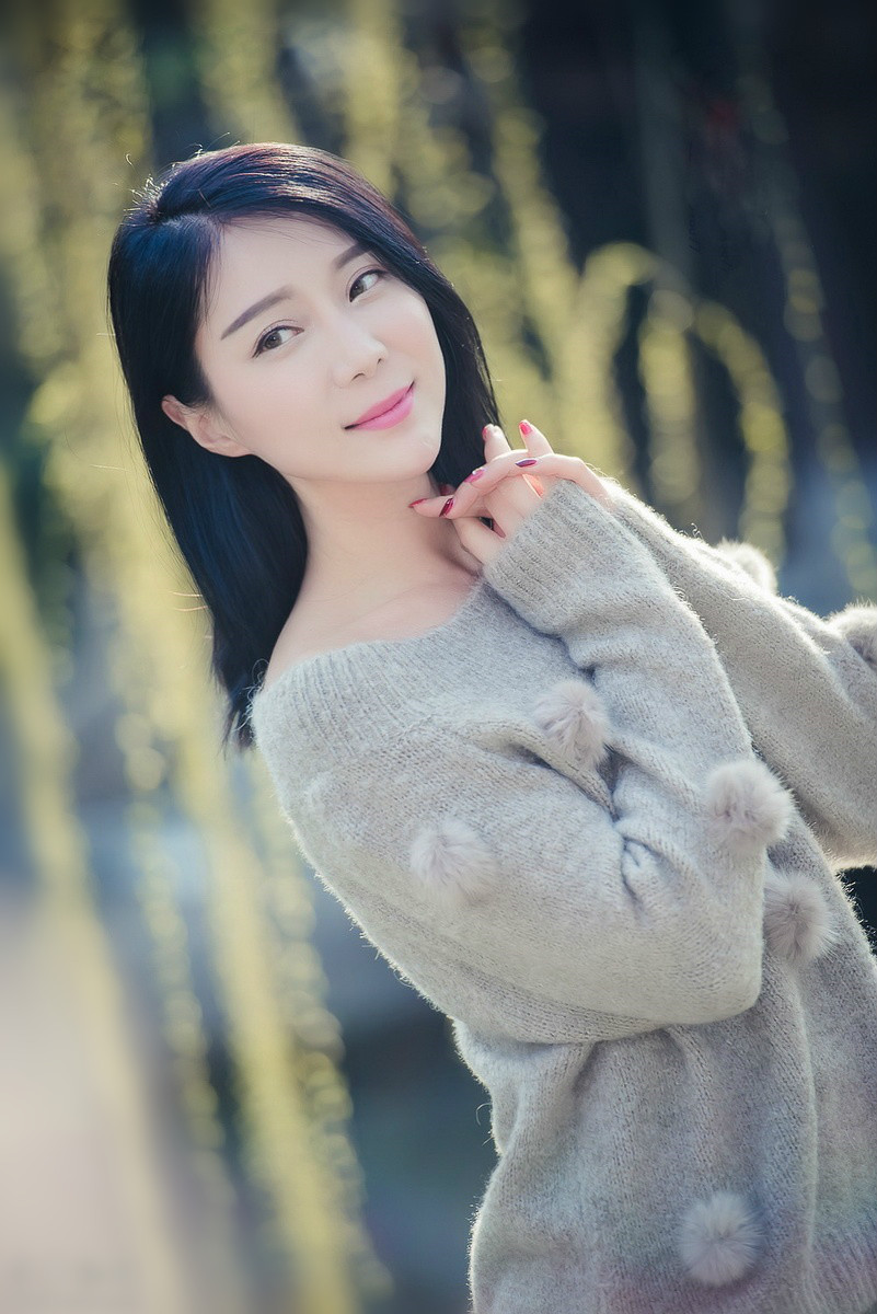 美女摄影:清秀可人伴梅香