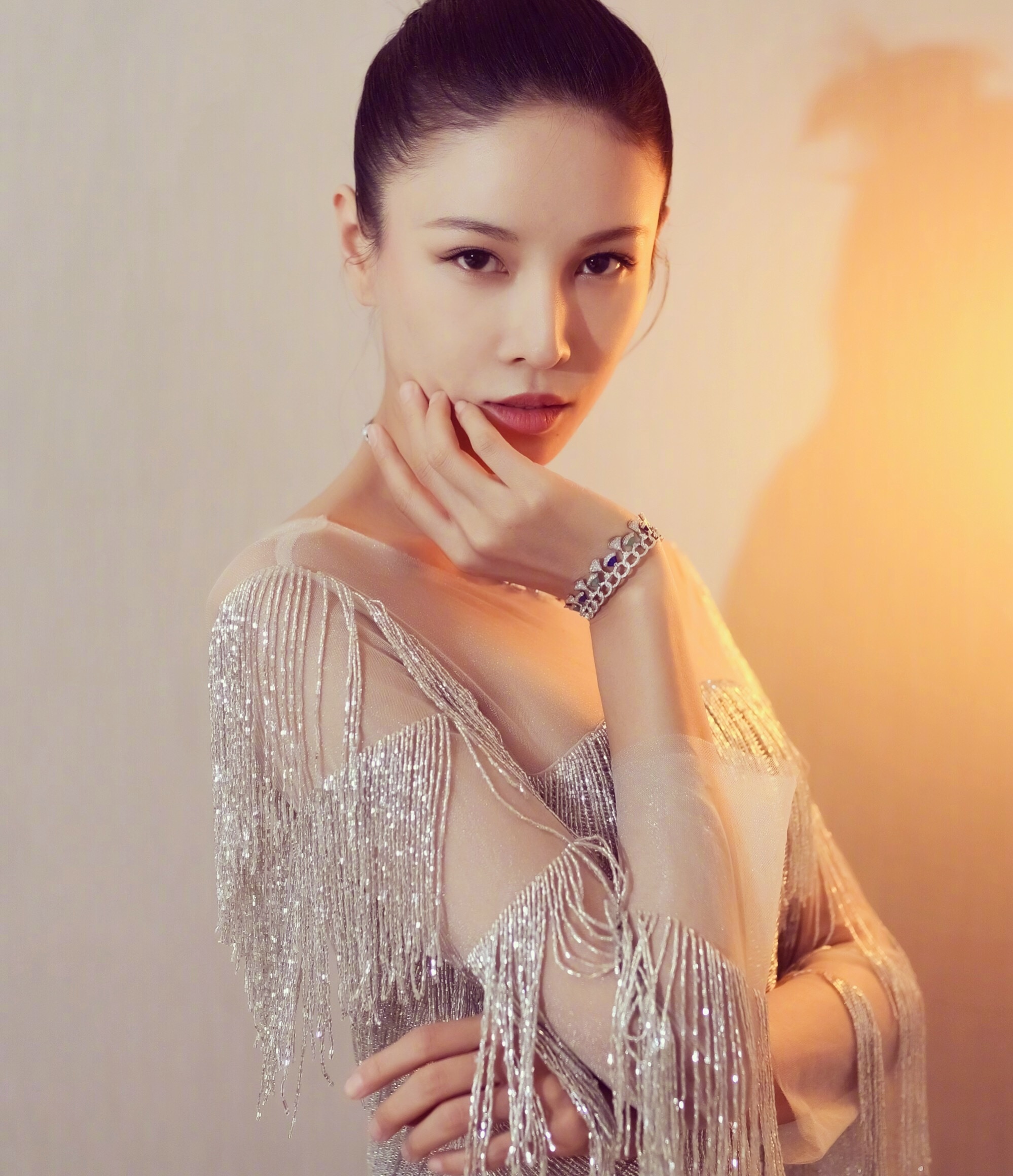 "龙女郎"张蓝心现身机场,白衣黑裤极致大长腿超级吸睛