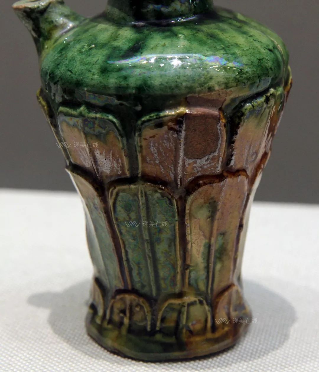 绿釉波浪纹净瓶