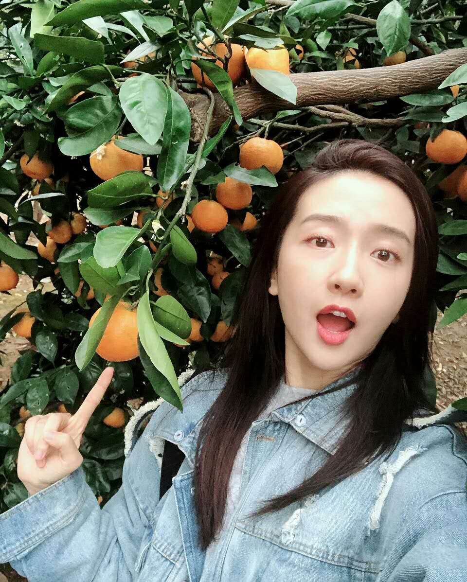 许龄月呆萌自拍,网友:还是可爱迷人的样子!