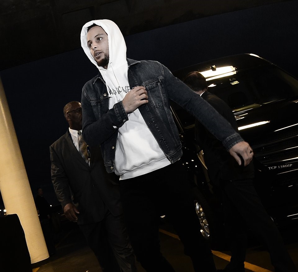 库里亲自承认不如哈登,并尊称哈登为大师