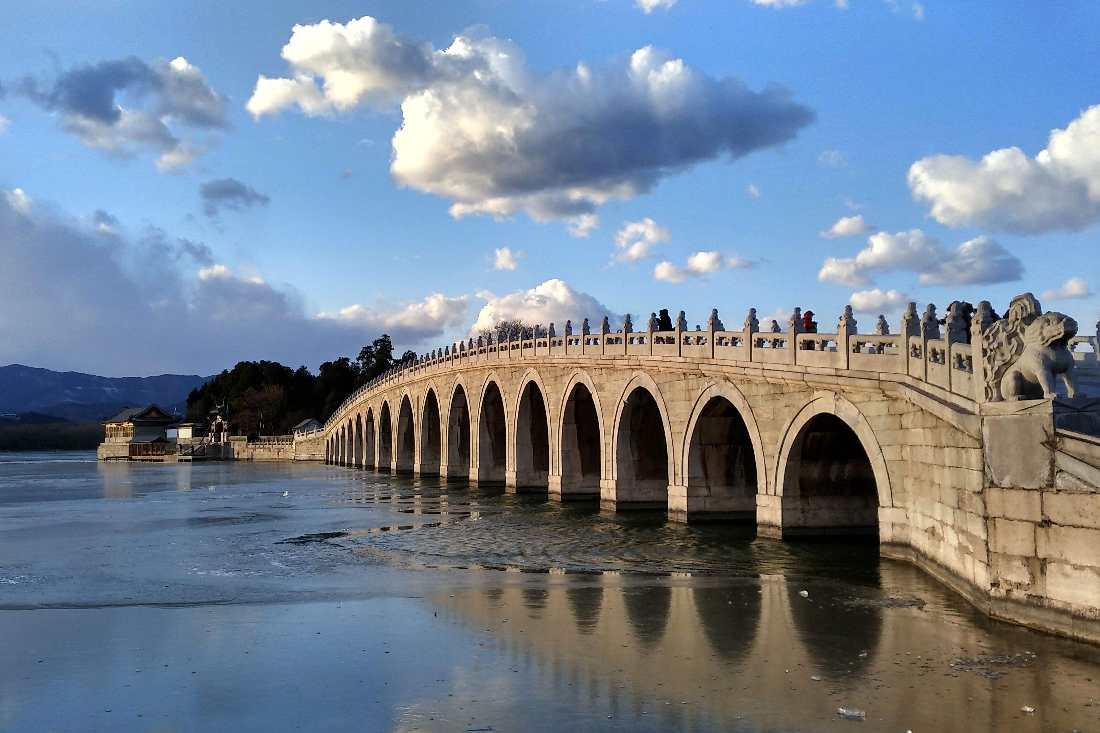 整个颐和园的景色都给人一种非常柔和的样子,画面也变成了一副黄色的