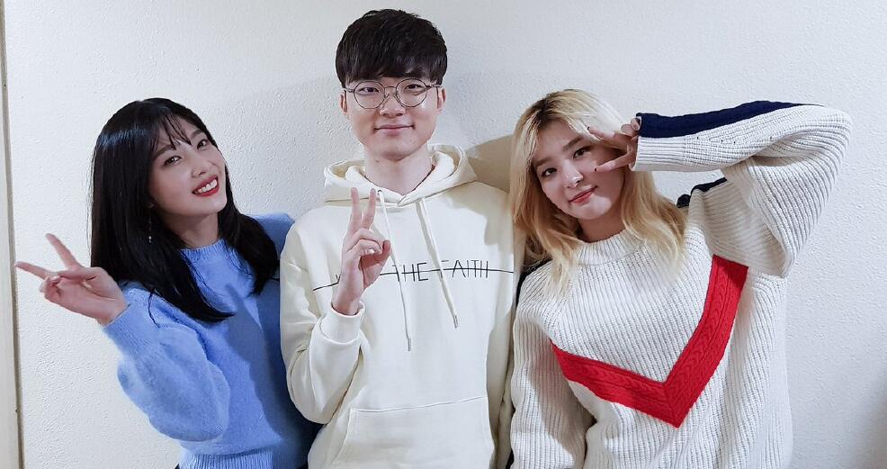 faker录制节目现场,四张合照一个动作表情,网友:p的吧