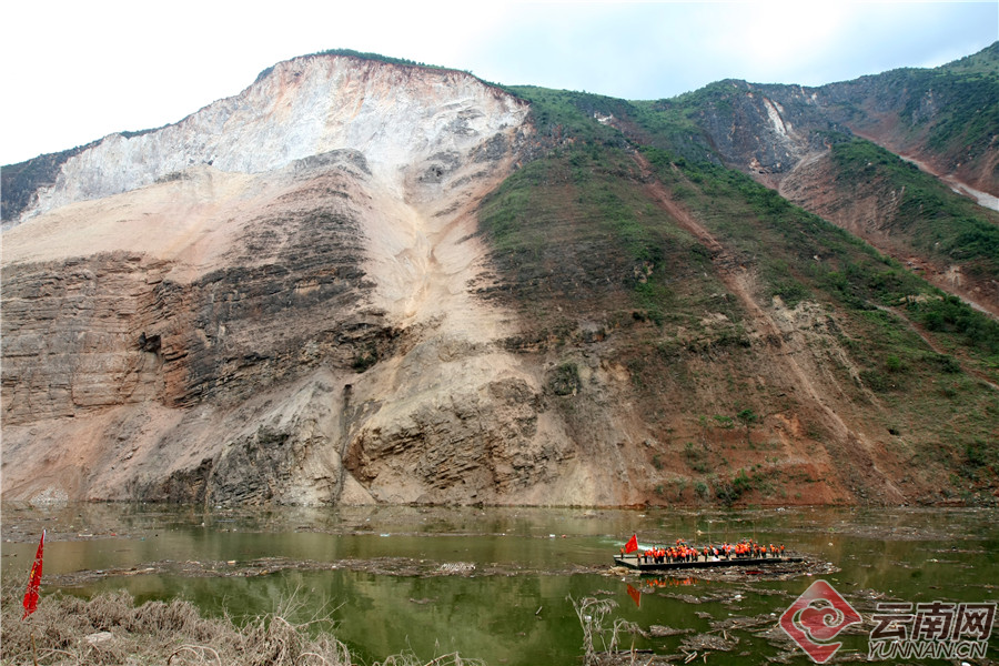 红石岩堰塞湖图片