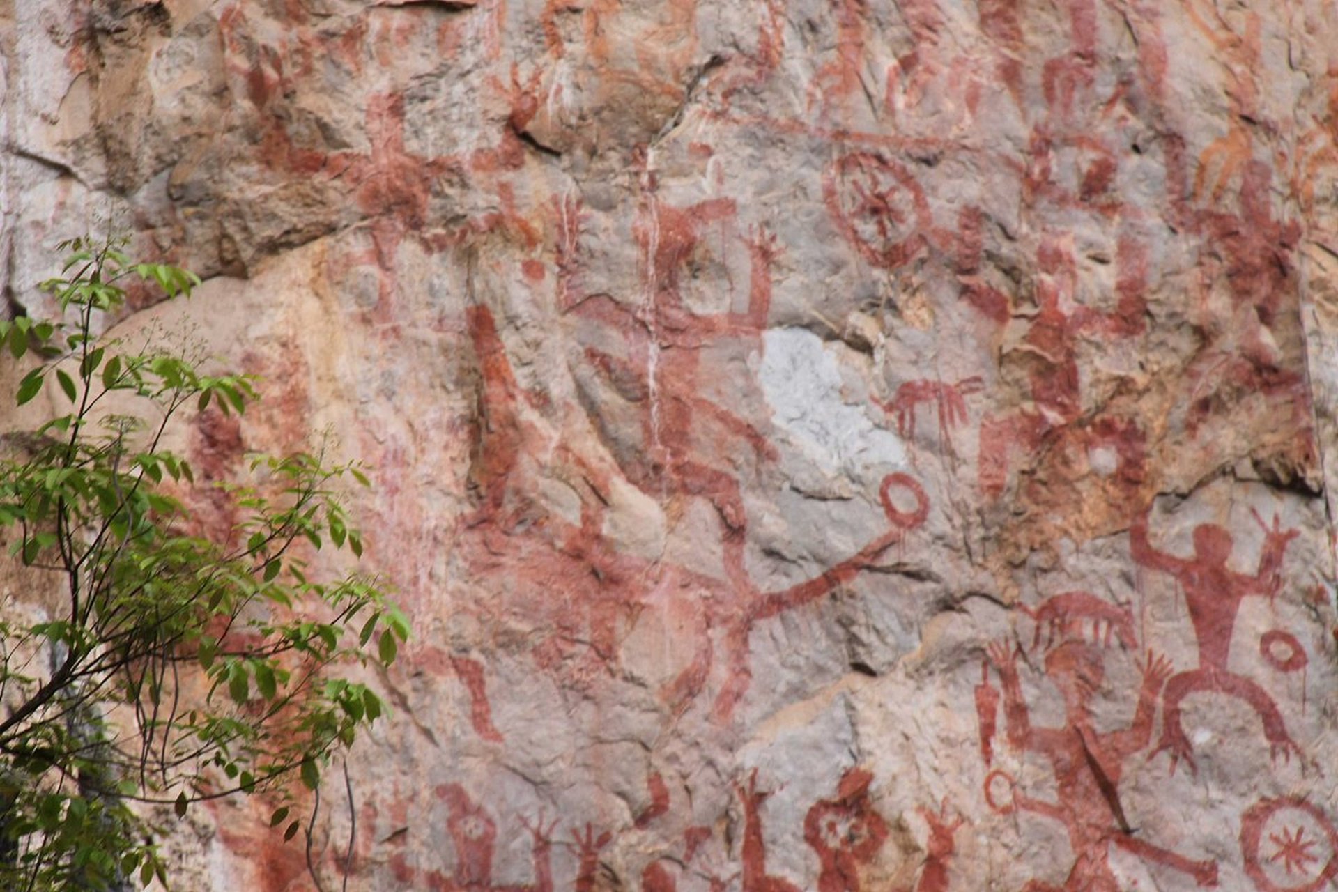 花山岩画风景区:这是一处拥有上千年历史的岩画景区,位于宁明和林州