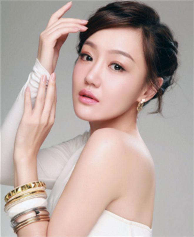 她在《致单身男女》里是"程子欣上司",在现实中竟如此天生丽质