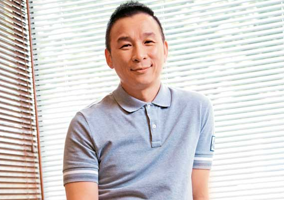 陈镇川为母亲举行丧礼,罗志祥she等明星均现身致哀,现场肃穆