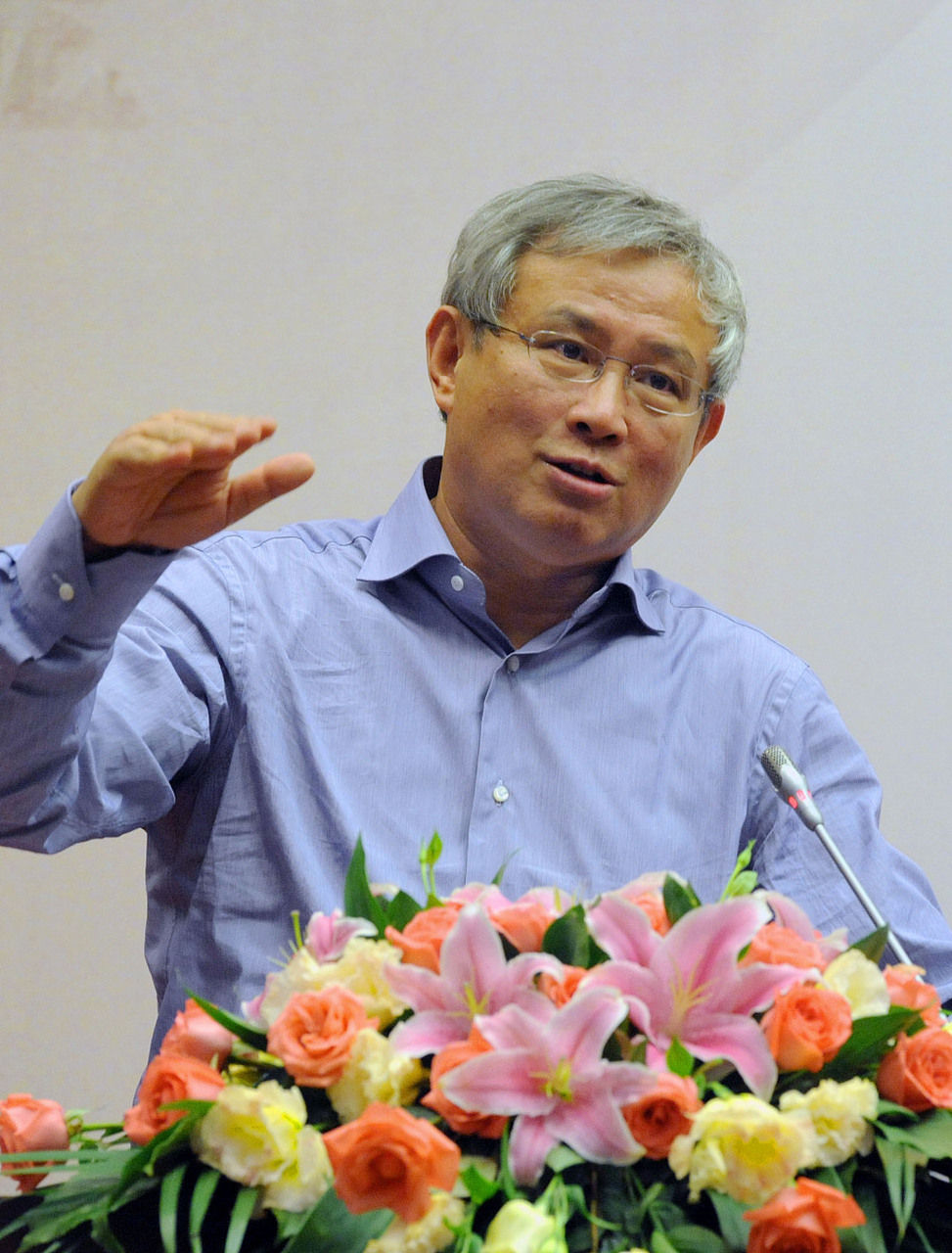 对于了解王德峰的人来说,他的吸烟习惯是众所周知的.